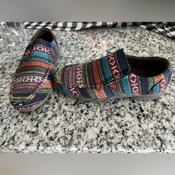 Roper Women’s 7.5 Aztec comfortable shoes. - Picture 2 of 5
